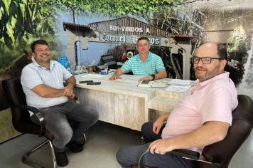 Prefeito Bráulio Scherer recebe assessor do Deputado Classmann em importante visita a Coronel Barros
