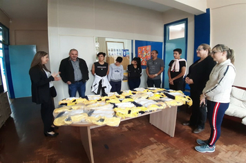 Escola Miguel Burnier realiza doação de uniformes da banda marcial para educandário de Santo Ângelo