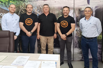 Representantes da Cresol visitam o gabinete do prefeito