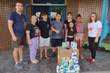 Escola Municipal de Ensino Fundamental Miguel Burnier entrega caixas de leite, arrecadadas em torneio de futsal solidário