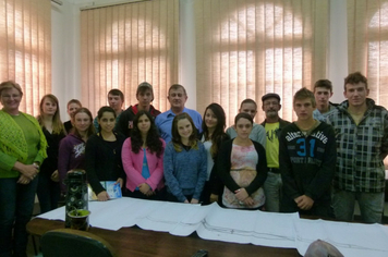 Alunos da Escola Estadual De Ensino Medio Coronel Barros visitam o prefeito