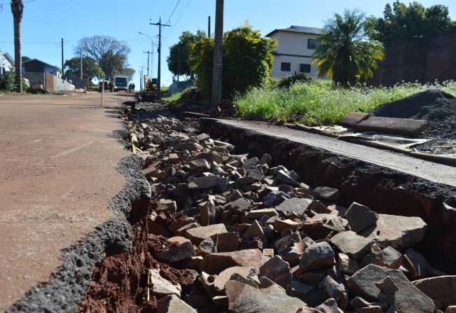 Obra de canalização de águas pluviais e pavimentação asfáltica no acesso à Linha 8 trará melhorias à comunidade