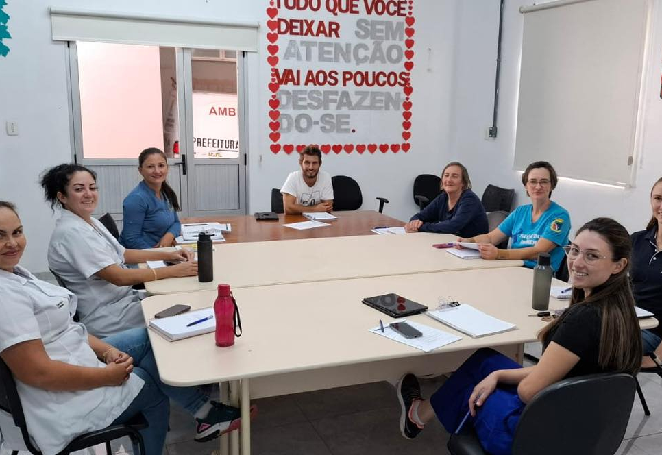 Reunião na UBS discute metas de vacinação e combate à dengue