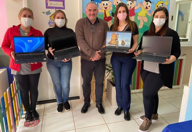 Professores e alunos da Rede Municipal recebem notebooks, computadores e tela interativa