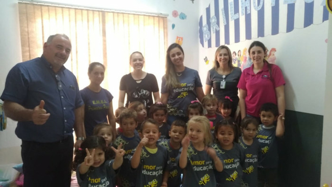 Crianças da Emei Primeiros Passos recebem presente do programa A União Faz a Vida