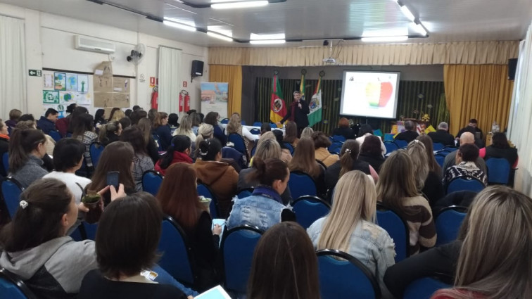 II Seminário Municipal de Educação reúne cerca de 100 profissionais na Escola Miguel Burnier