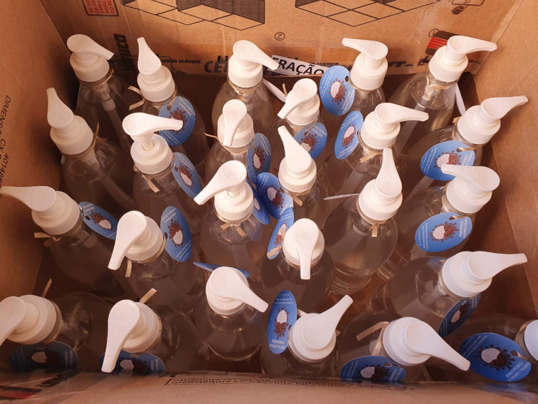 Administração doa máscara e álcool gel a grupo de caminhoneiros de Coronel Barros